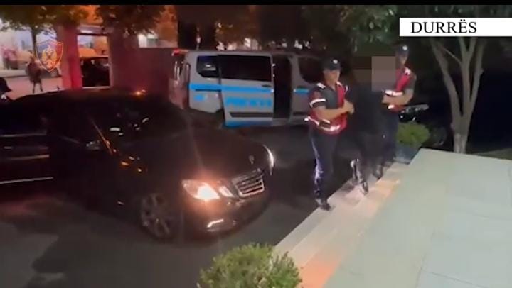 KËPUCË E VESHJE MARKE/ I vodhën 7.4 mln lekë mall një personi, arrestohen 2 të rinjtë në Durrës