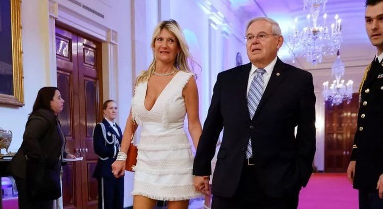 AKUZAT PËR RYSHFET/ Bob Menendez jep dorëheqjen si kryetar i Senatit Amerikan për Marrëdhëniet me Jashtë