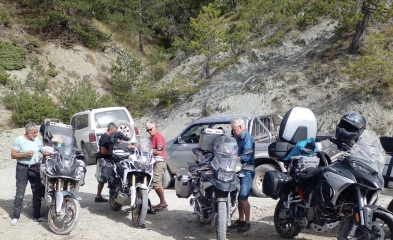 HUMBËN RRUGËN NË MALET E SKRAPARIT/ Gjenden pas 12 orësh kërkimesh 6 turistët e huaj