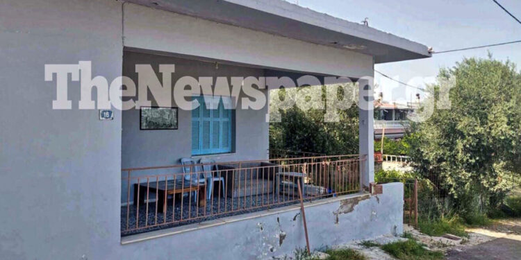 DALIN PAMJET NGA “SHTËPIA E FERRIT” KU MBAHEJ E MBYLLUR 22-VJEÇARJA SHQIPTARE/ Flasin fqinjët: S’e kemi parë thuajse kurrë, vishej nga koka te këmbët