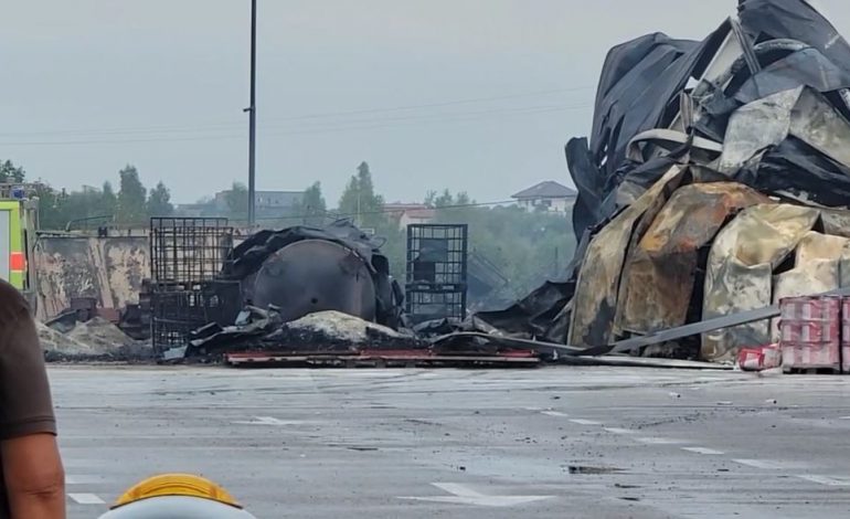 GJITHÇKA E SHKRUMUAR/ Ja çfarë la pas zjarri gjigant në fabrikën e bojërave në Maminas (VIDEO)