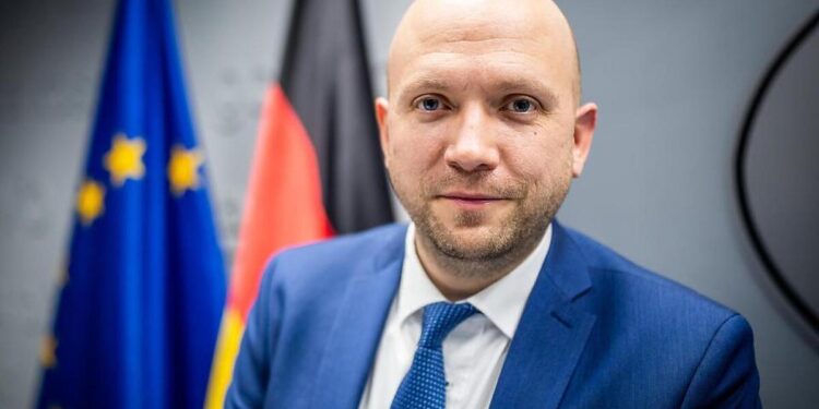 BERLINI DËNON ASHPËR VRASJEN E POLICIT NË KOSOVË/ Përfaqësuesi gjerman për Ballkanin niset drejt Kosovës