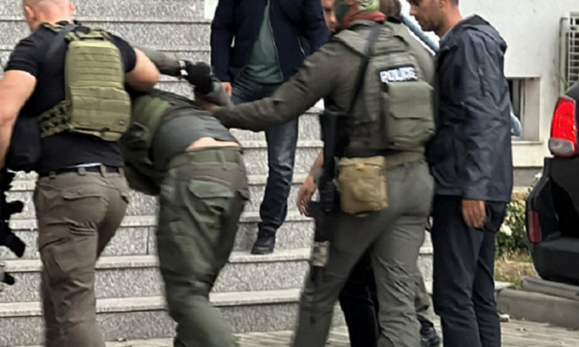 ME VESHJE USHTARAKE DHE I PËRKULUR/ Dalin pamjet e të arrestuarit nga grupi terrorist