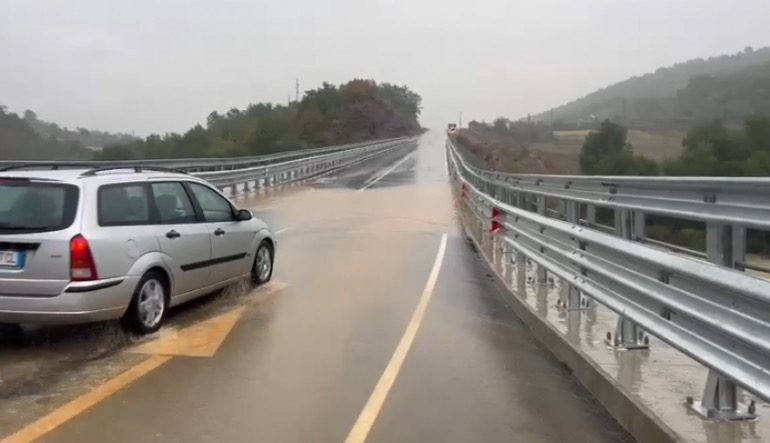 MOTI I KEQ/ Reshjet e shiut sjellin gurë dhe përmbytje në “Rrugën e Arbrit”, vështirësohet qarkullimi i mjeteve