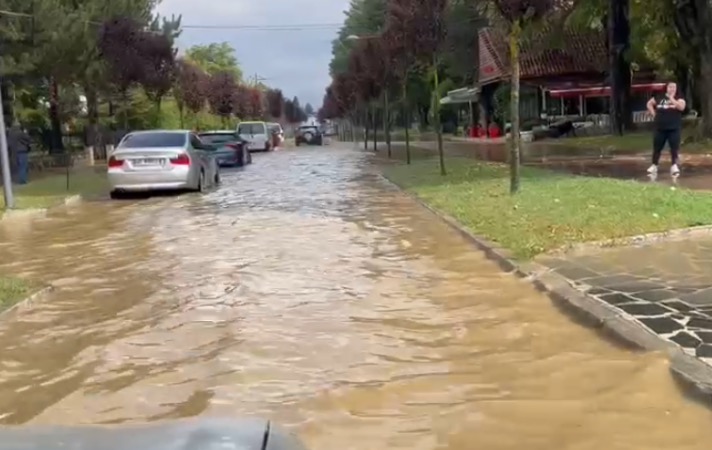 SHI E BRESHËR NË KORÇË/ Rrugët e qytetit përmbyten nga uji, ja situata