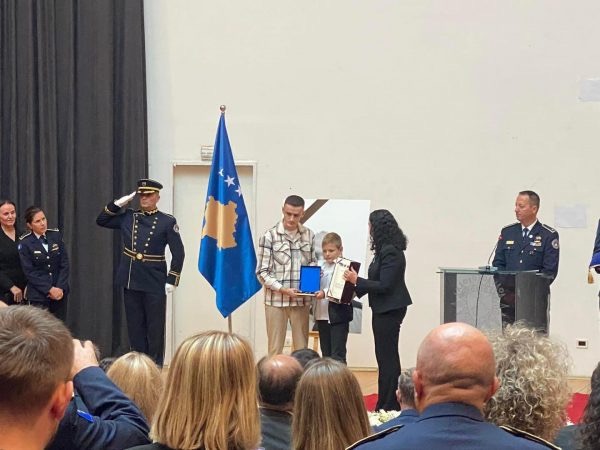 U VRA NË MBROJTJE TË VENDIT/ Vjosa Osmani dekoron efektivin Afrim Bunjaku “Hero i Kosovës”, ua dorëzon dy djemve të tij