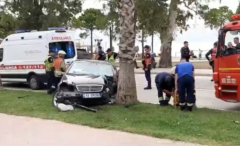 AKSIDENT I RËNDË NË LUNGOMAREN E VLORËS/ Makina përplaset me pemën, shoferi bllokohet brenda mjetit