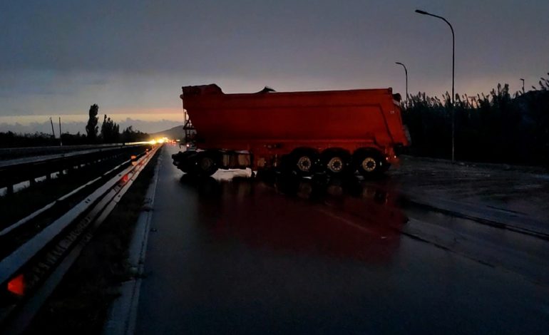 AKSIDENT I RËNDË/ Furgoni i “pret” rrugën kamionit, bllokohet autostrada Lushnje-Fier