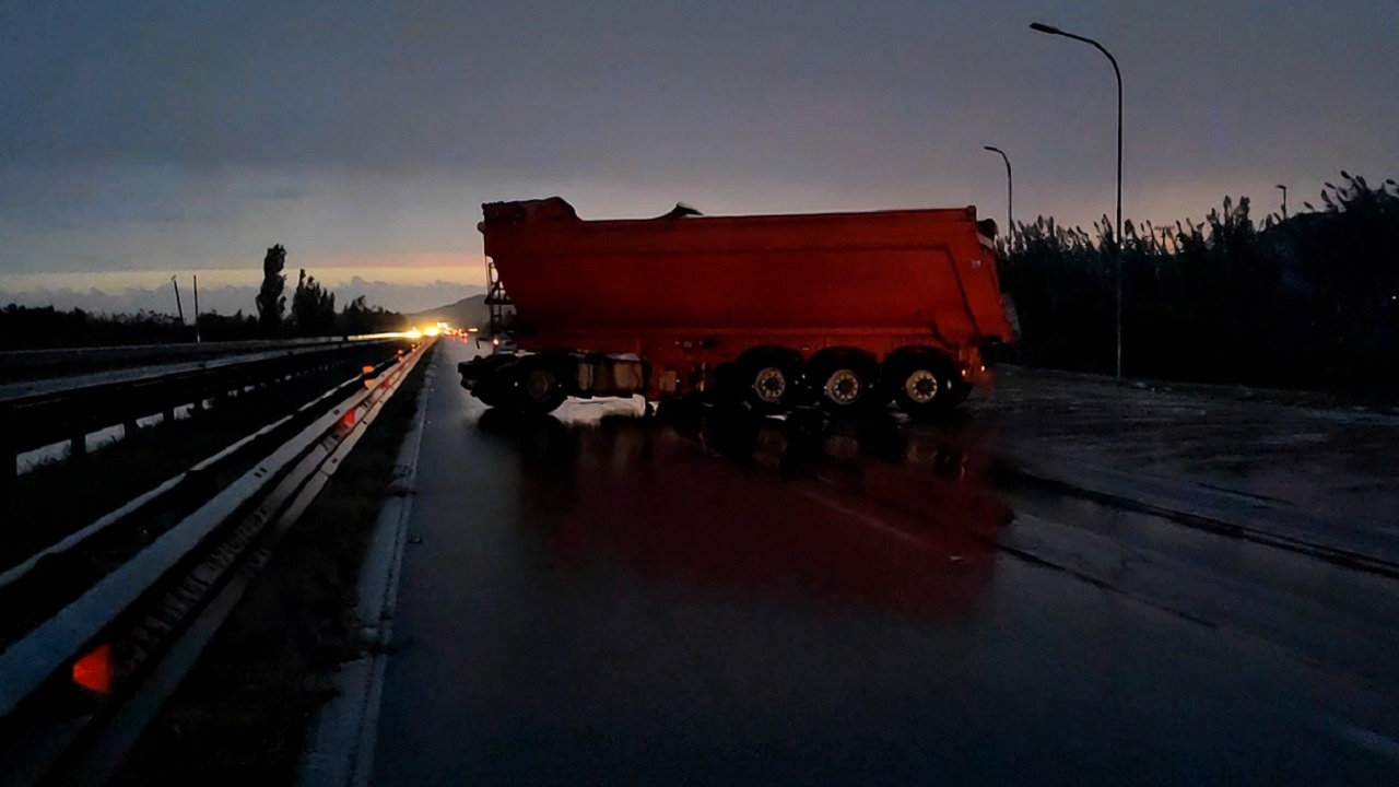 AKSIDENT I RËNDË/ Furgoni i “pret” rrugën kamionit, bllokohet autostrada Lushnje-Fier