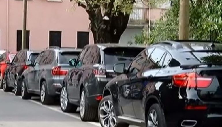 I FSHIU “ALERTIN”/ Kush është pronari i kompanisë së makinave me qira që i ‘mbylli’ karrierën polices së Rinasit