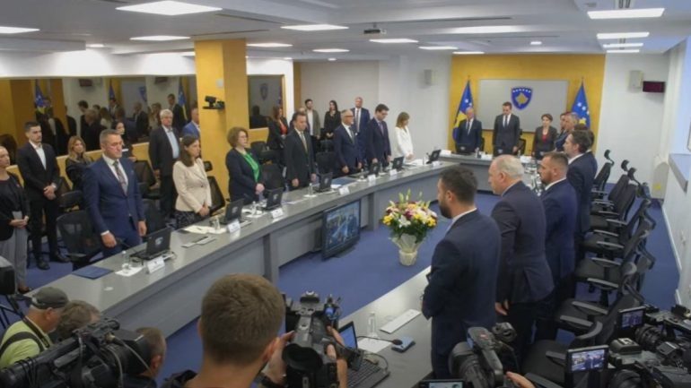 SULMI NË VERI/ Nis me një minutë heshtje mbledhja e Qeverisë së Kosovës, 50 mijë euro për familjen e efektivit Bunjaku
