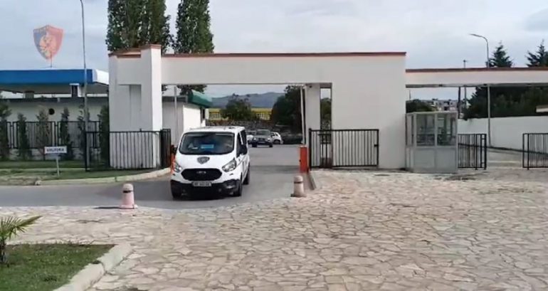 DHA DËSHMI TË RREME PËR VRASJEN E PREK TONAJT/ Pranga pronarit të lokalit në Shkodër (EMRI)