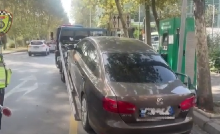 POLICIA AKSION NË TIRANË/ Hiqen me karoatrec të gjitha makinat e parkuara gabim
