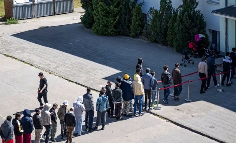NDIZET DEBATI PËR EMIGRANTËT NË GJERMANI/ Analiza e DW: Çfarë përfitojnë refugjatët