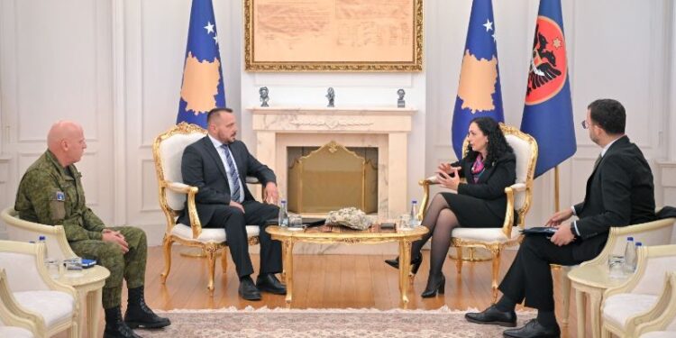 TENSIONET NË VERI/ Osmani ‘zëvendëson” Kurtin: Takon ministrin e Mbrojtjes dhe komandantin e FSK-së