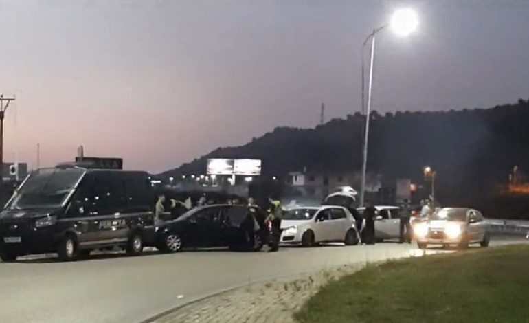POLICIA DHE FNSH VENDOSEN NË HYRJE TË VLORËS/ Kontrolle të rrepta për të dyshuar dhe armë