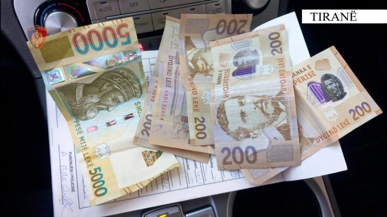 E PËSON KEQ/ Tentoi t’i shpëtonte gjobës duke i dhënë para policit, procedohet 50-vjeçari në Tiranë