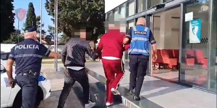 PLAGOSËN 28-VJEÇARIN NË MALËSINË E MADHE/ Arrestohen babë e bir