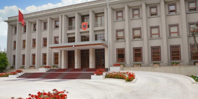 EMRAT/ Begaj dekreton lirimin e 3 ambasadorëve dhe emërimin e 5 të tjerëve
