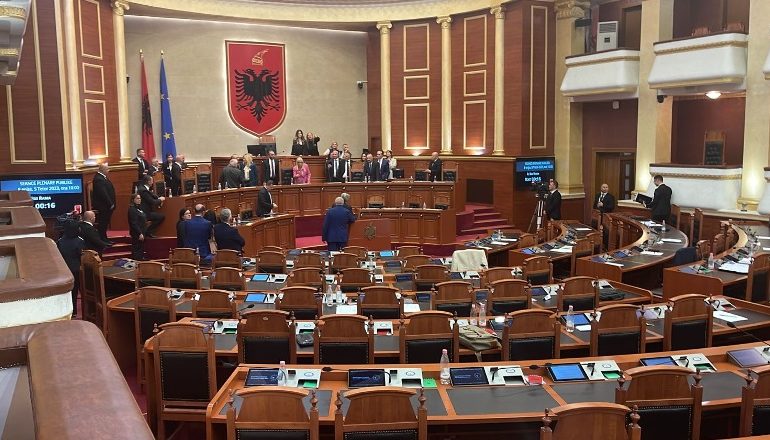 SOT KUVEND/ Opozita ka paralajmëruar përplasje! Zhupa interpelancë me ministren e Kulturës