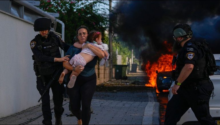 GAZA LËSH 5 MIJË RAKETA DREJT IZRAELIT/ Militantët e Hamasit në 21 qytete, përleshen me forcat izraelite! 40 të vdekur…