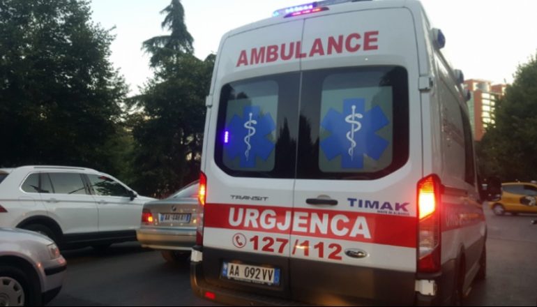 TRAGJIKE/ U rrëzua nga pema duke vjelur arrat, ndërron jetë 64-vjeçar në Korçë