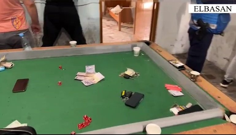 EMRAT/ Përshtatën ambientet e një lokali me qira për organizimin e lojërave të fatit, arrestohen 2 persona në Elbasan