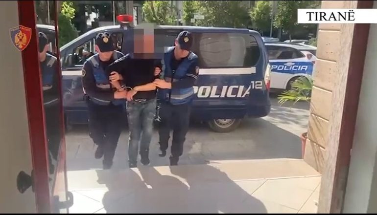 GRABITI NJË DYQAN DHE TENTOI…/ Arrestohet 31-vjeçari në Tiranë! Përdorte pistoletë çakmak për të trembur shitëset