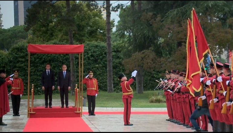 MACRON NË TIRANË/ Pritet me ceremoni shtetërore nga Begaj