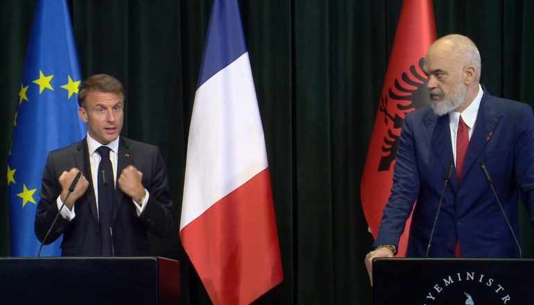 TENSIONET NË VERI/ Macron: Franca ka pezulluar vizat për Kosovën, Serbia të dënojë sulmin në veri