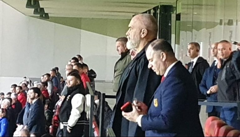 MIQËSORJA SHQIPËRI-BULLGARI/ Rama ndjek ndeshjen nga tribuna në ‘Air Albania’