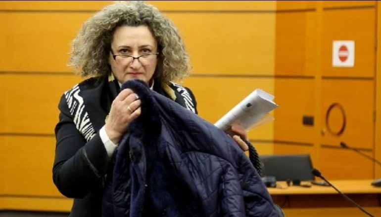 AVOKATËT E BERISHËS KËRKUAN PËRJASHTIMIN E GJYQTARES IRENA GJOKA/ Reagon gjykata: S’është regjistruar asnjë kërkesë