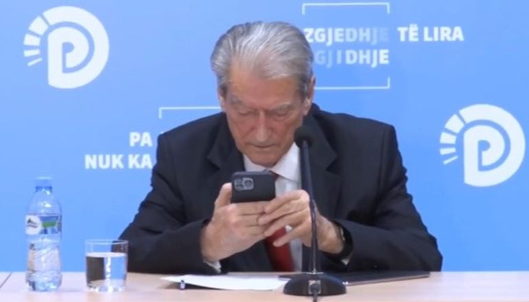 KONFERENCA/ Berisha: Dhëndrin tim e ndaluan në aeroport teksa priste Argitën! Më akuzojnë për korrupsion…