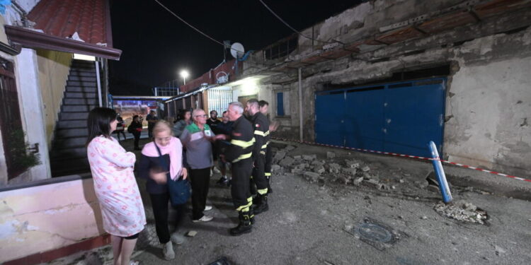 TJETËR LËKUNDJE E FORTË SIZMIKE NË NAPOLI/ Njerëzit kalojnë natën në rrugë