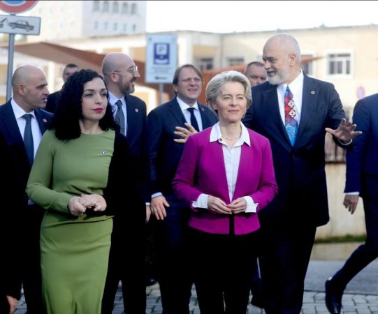 ULJA E TARIFAVE ROAMING/ Rama kujton marrëveshjen e firmosur në Samitin e Tiranës: U reduktuan deri në 99%