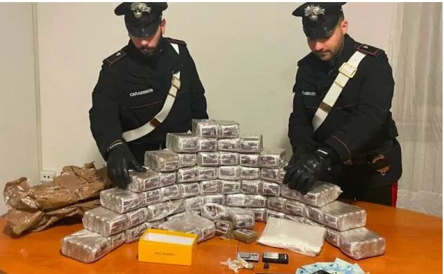LËVIZJET E “ÇUDITSHME” E TRADHËTUAN/ Arrestohet 28-vjeçari shqiptar në Itali, i sekuestrohen 30 kg drogë