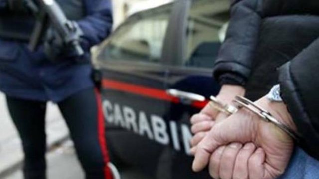 IU ERRËN SYTË NGA XHELOZIA/ Tenton të mbysë gruan e tij, arrestohet 42-vjeçari shqiptar në Itali