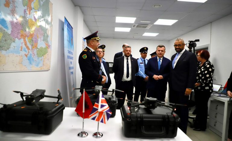 BRITANIA DHURON DRONË PËR TË KONTROLLUAR KUFIRIN TOKSOR DHE DETAR/ Balla dhe ministri Cleverly vizitë në Komisariatin e ri në Rinas