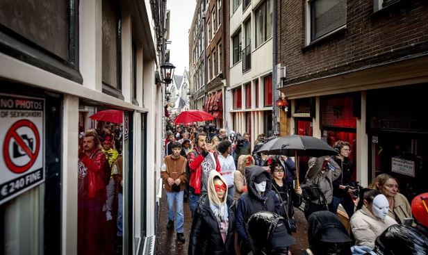 PROTESTA NË AMSTERDAM/ Punonjëset e seksit dhe banorët “jo” vendimit për “Red Light”