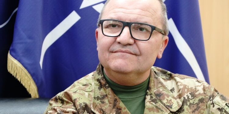 PARALAJMËRON PËRFORCIME/ Komandanti i KFOR-it në Kosovë: Do të ketë trupa shtesë nga Rumania