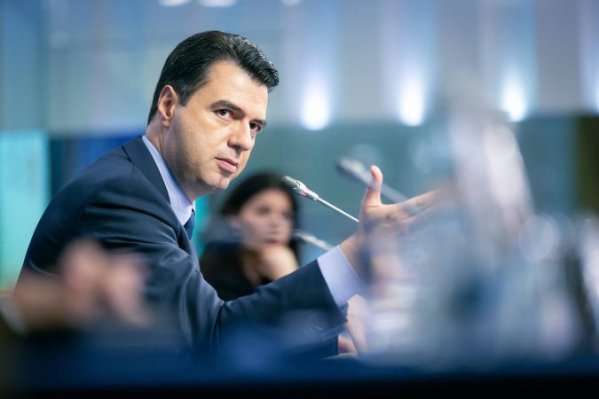 AKUZAT NË KUVEND/ Reagon Basha: S’kam porositur kulla, mashtrime! Bardhi sot flirton me…