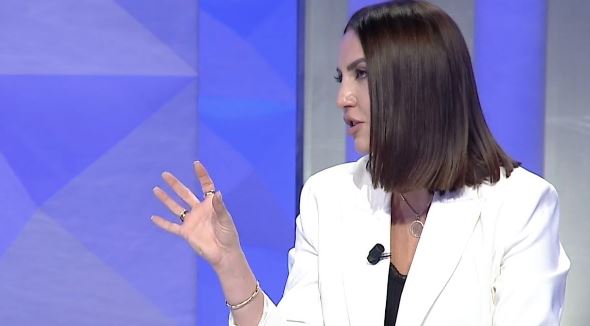 VIDEO EROTIKE E VAJZËS QË HIQEJ SI LUANA VJOLLCA/ Ekspertja: Është e montuar me Inteligjencën Artificiale, si dallohet