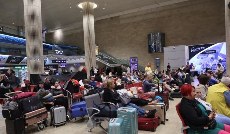 I IKËN LUFTËS NË IZRAEL/ Mbërrin në Podgoricë avioni me dhjetëra udhëtarë, mes tyre qytetarë nga Kosova