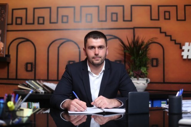 I SHOQËRUAR NGA AVOKATI/ Kryebashkiaku i Rrogozhinës përfundon në SPAK