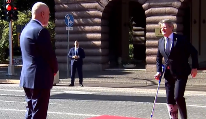 FOTOLAJM/ Procesi i Berlinit, i ftuari vjen në samit me paterica, pritet nga Rama