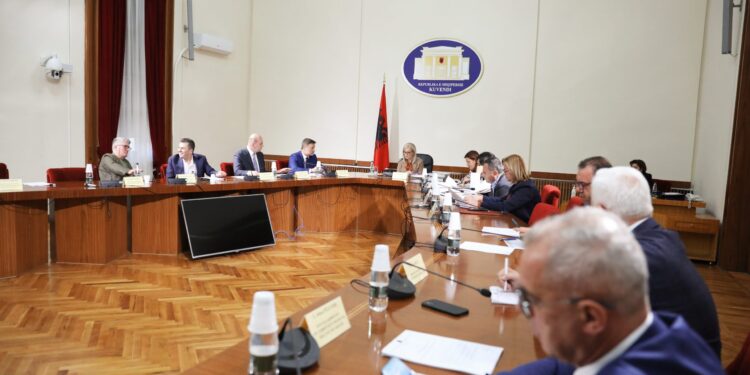 PËRJASHTIMI I 8 DEPUTETË TË OPOZITËS/ Gjekmarkaj dhe Tabaku ‘protestojnë’ në mbledhjen e kryetarëve