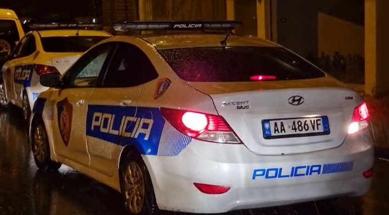 GRABITET NJË BIZNES NË “MYSLUM SHYR”/ Autori me kostum të kuq e kapele, i kërcënoi me armë