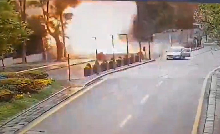 “TERRORISTËT QËLLUAN ME ARMË ANTITANK”/ Ja si ndodhi sulmi pranë parlamentit në Ankara