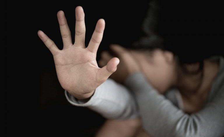 ARRESTOHET 44-VJEÇARJA NË PËRMET/ Nuk denoncoi abuzimin seksual të vajzës së mitur, mashtroi dhe një të huaj nëpërmjet rrjeteve sociale