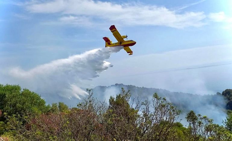 PREJ 6 DITËSH PISHË PORO NË FLAKË/ Greqia i vjen në ndihmë Shqipërisë, dërgon avion për ndërhyrje nga ajri